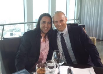 נפלתי בנט הוא נפש צעירה ואנרגטית בפוליטיקה הישראלית כיו"ר מפלגת הימין החדש. אורן זריף – Oren Zarif with Naftali Bennet