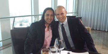 נפלתי בנט הוא נפש צעירה ואנרגטית בפוליטיקה הישראלית כיו"ר מפלגת הימין החדש. אורן זריף – Oren Zarif with Naftali Bennet