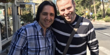 אדיר מילר יכול להרים מצב רוח לאולם שלם של אנשים בתוך פחות מדקה.אורן זריף – Oren Zarif with Adir Miller